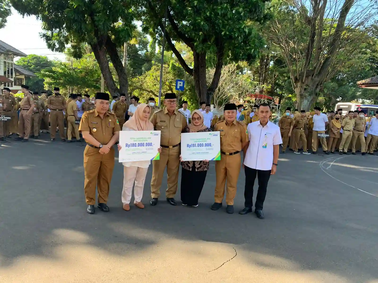 Bupati Kuningan Apresasi BPJAMSOSTEK, Ahli Waris Dua Kepala Desa Terima Santunan JKM 