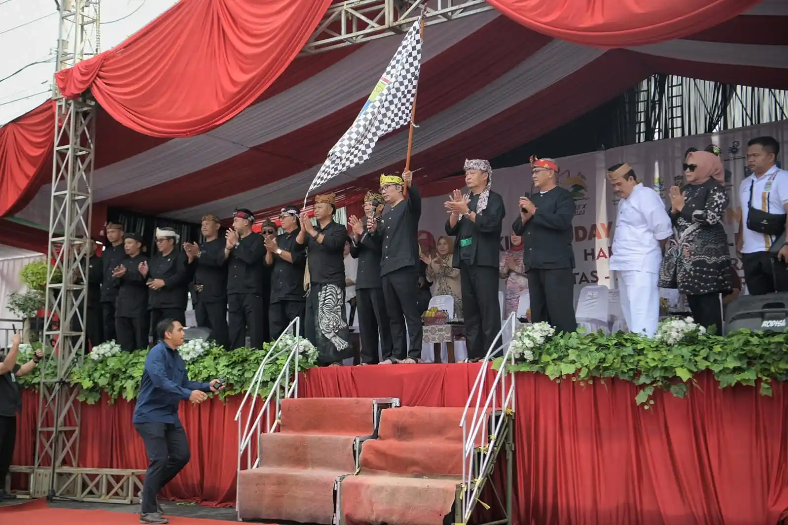 Ridwan Kamil Lepas Kirab Budaya dan Karnaval Pembangunan