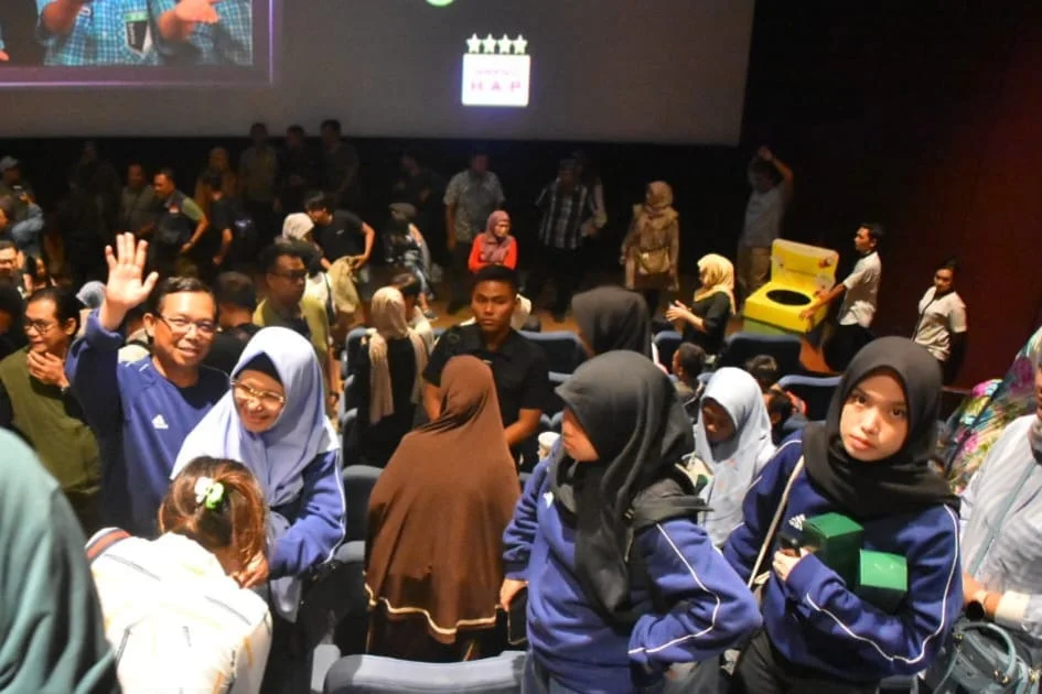 Pererat Silaturahmi, Herman Khaeron Gelar Nonton Film Bareng Wartawan dan Keluarga