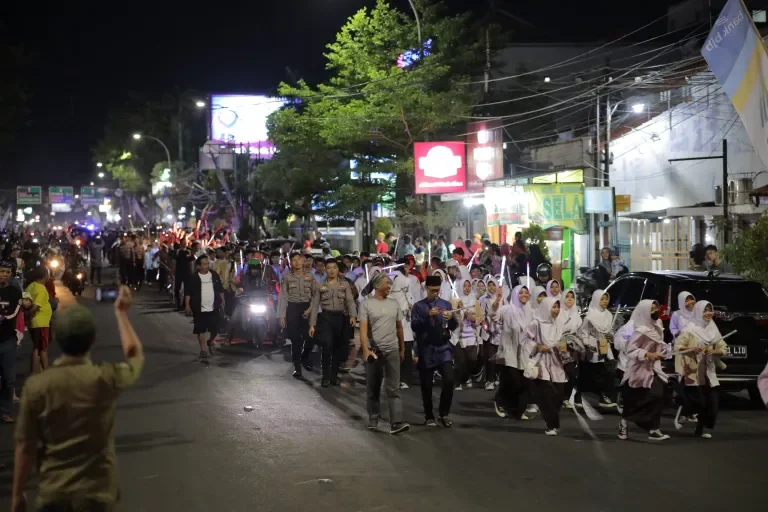 Wujud Rasa Syukur, Pawai Obor Peringatan Hari Jadi ke-654 Cirebon Berlangsung Meriah