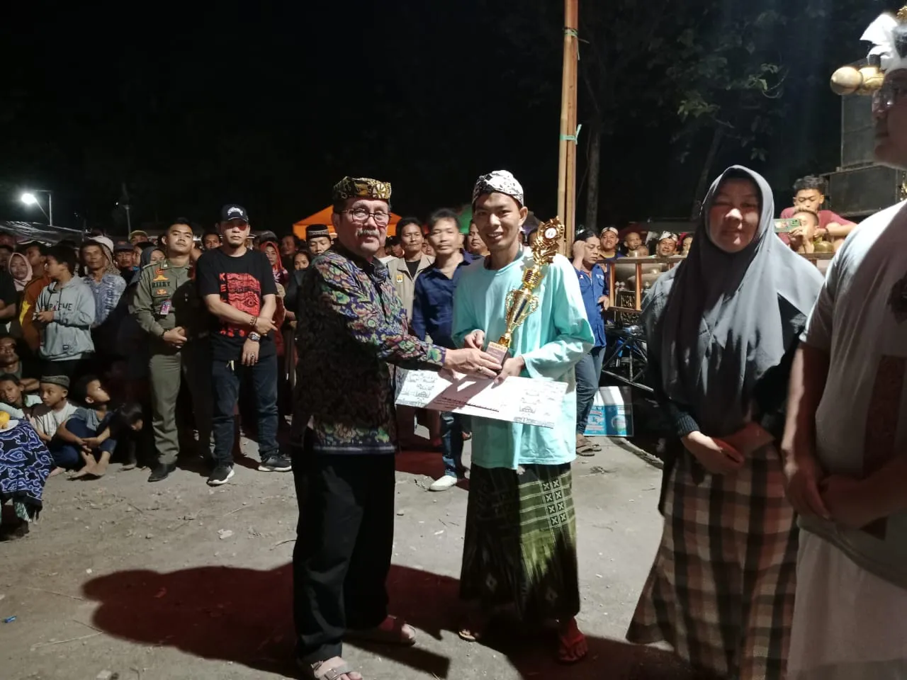 Pentas Seni Tradisional Sandiwara, Bupati Cirebon: Jadikan Sarana Pesan Tentang Pemilih Cerdas