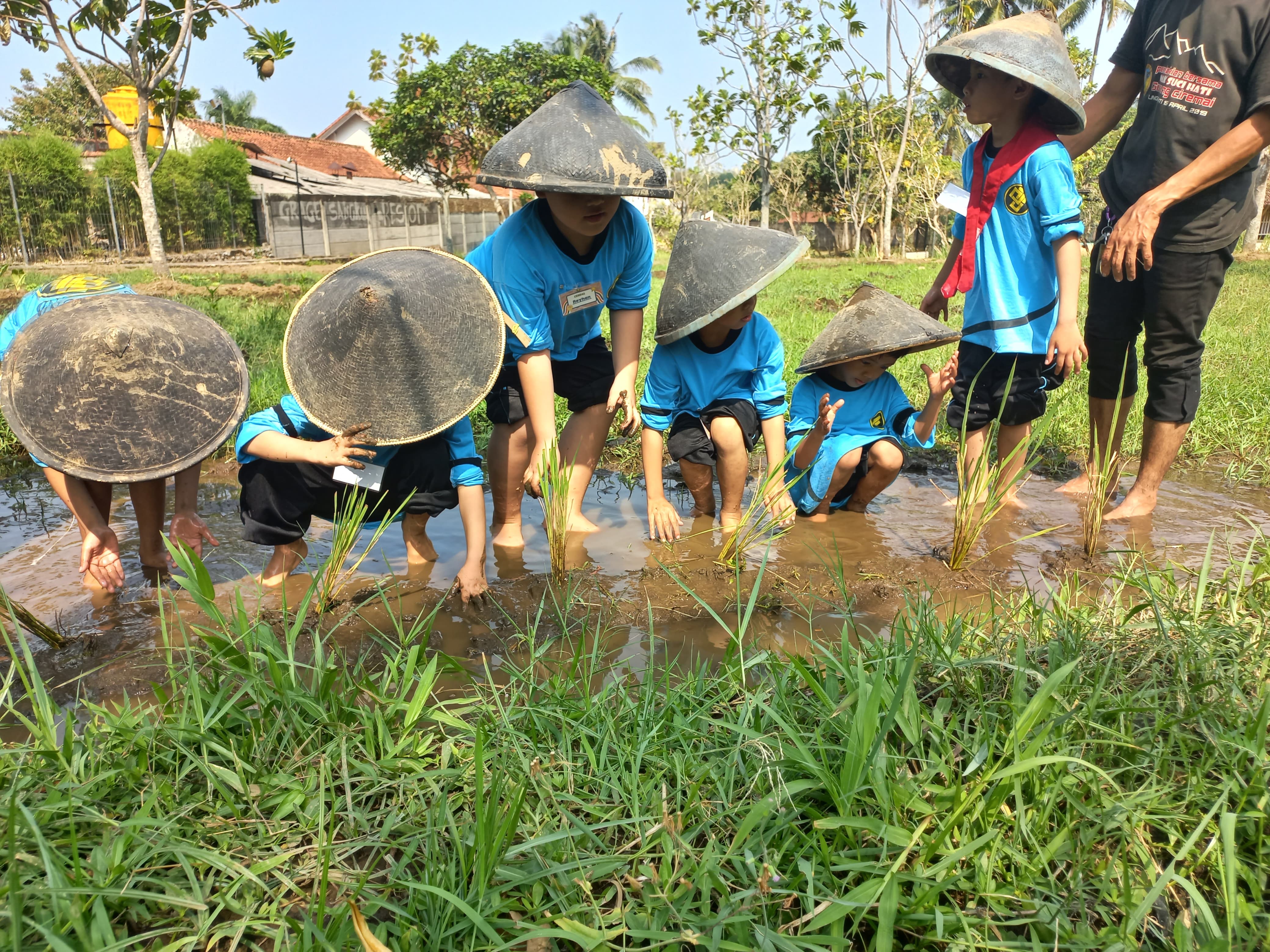 Membentuk Pola Pikir yang Kreatif, Puluhan Siswa MI Darul Hikmah Ikuti Outbond