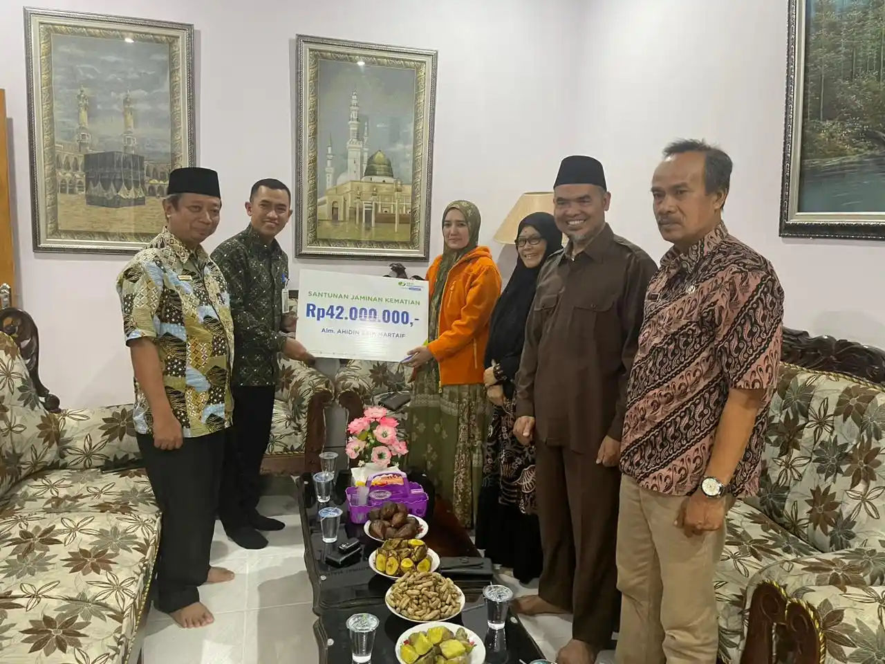 BPJS Ketenagakerjaan Serahkan JKM Pekerja Yayasan "Husnul Khatimah" Kuningan