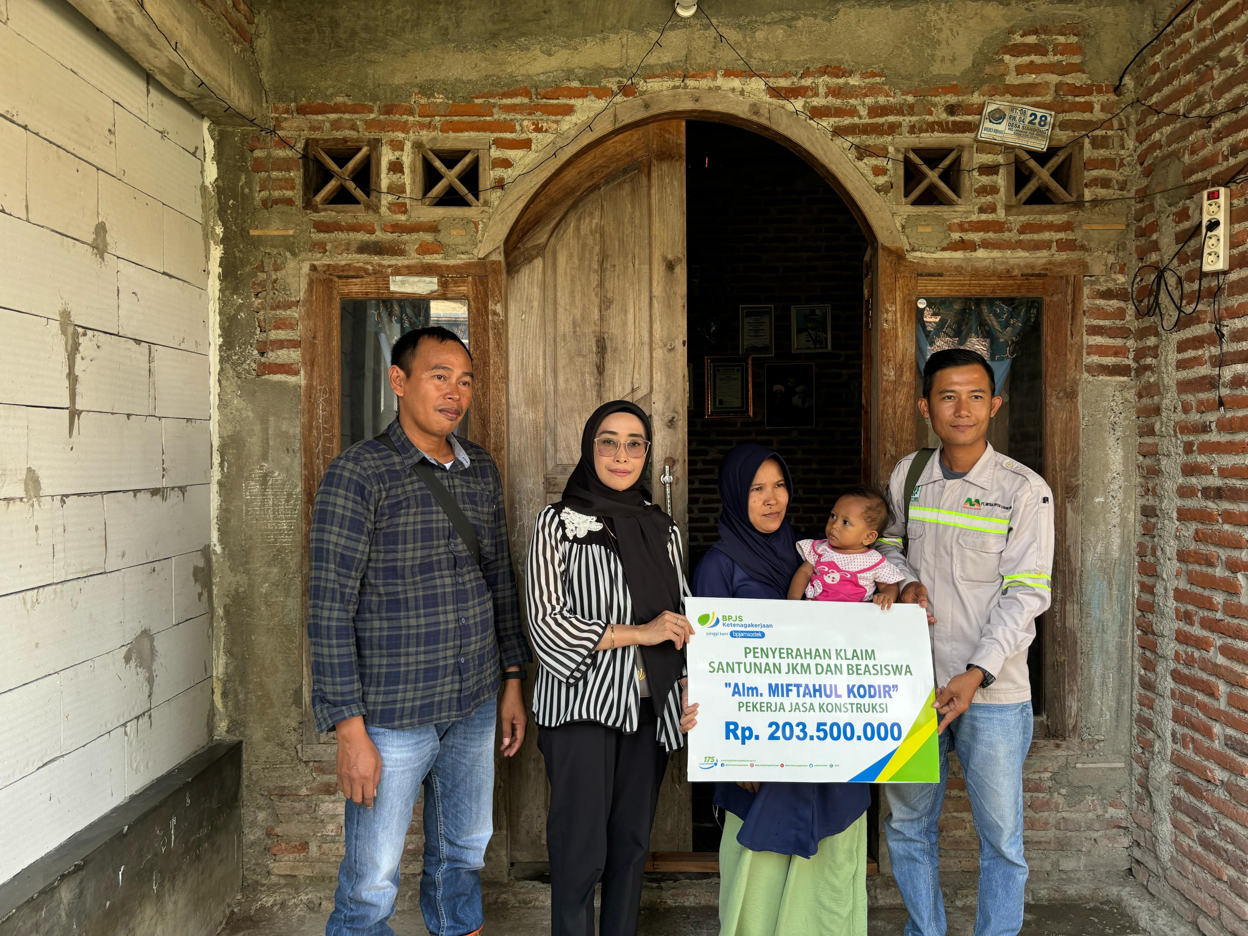 BPJS Ketenagakerjaan Serahkan JKK Meninggal Pekerja Jakon di Majalengka