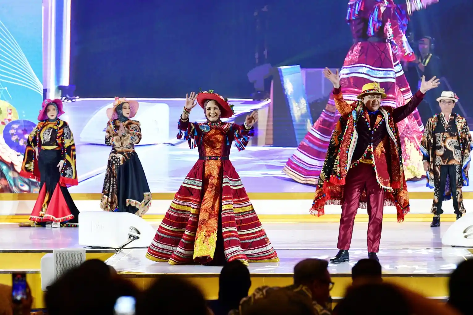 Kreatif PKJB - KKJ 2024 Berlangsung Meriah, Bupati Wali Kota Jadi Model Peragaan Wastra Khas Jabar