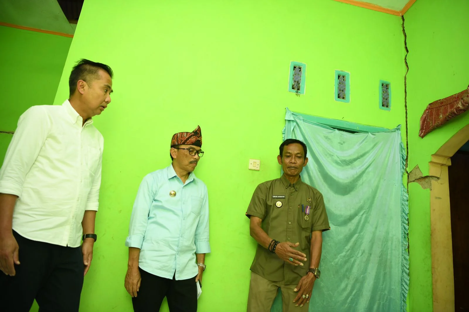 Tinjau Lokasi Terdampak Gempa Bumi di Kabupaten Kuningan, Bey Pastikan Masyarakat Beraktivitas Normal