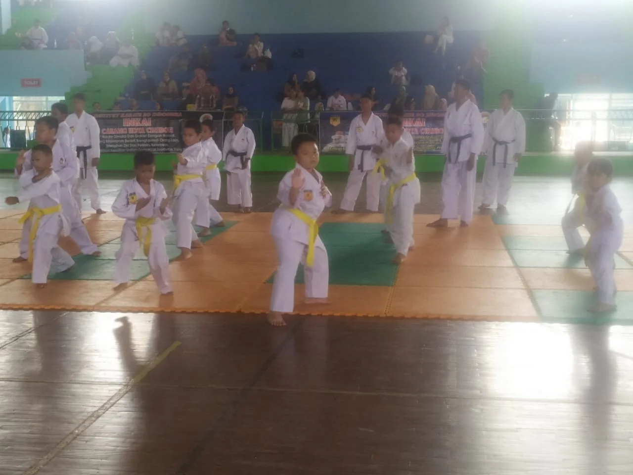 Tingkatkan Kemampuan Atlet, Ratusan Anggota INKAI Cirebon Lakukan Ujian Kenaikan Tingka