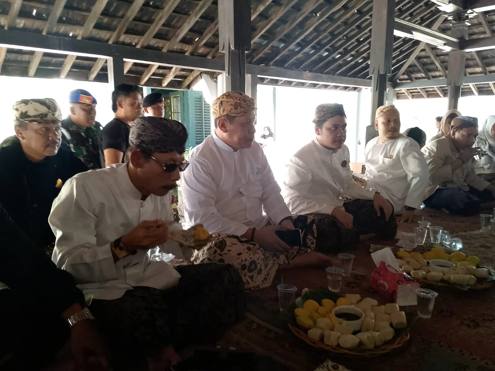 Ratusan Orang Datang, Pesona Rebo Wekasan: Antusiasme Warga Cirebon Berebut Berkah di Keraton Kasepuhan