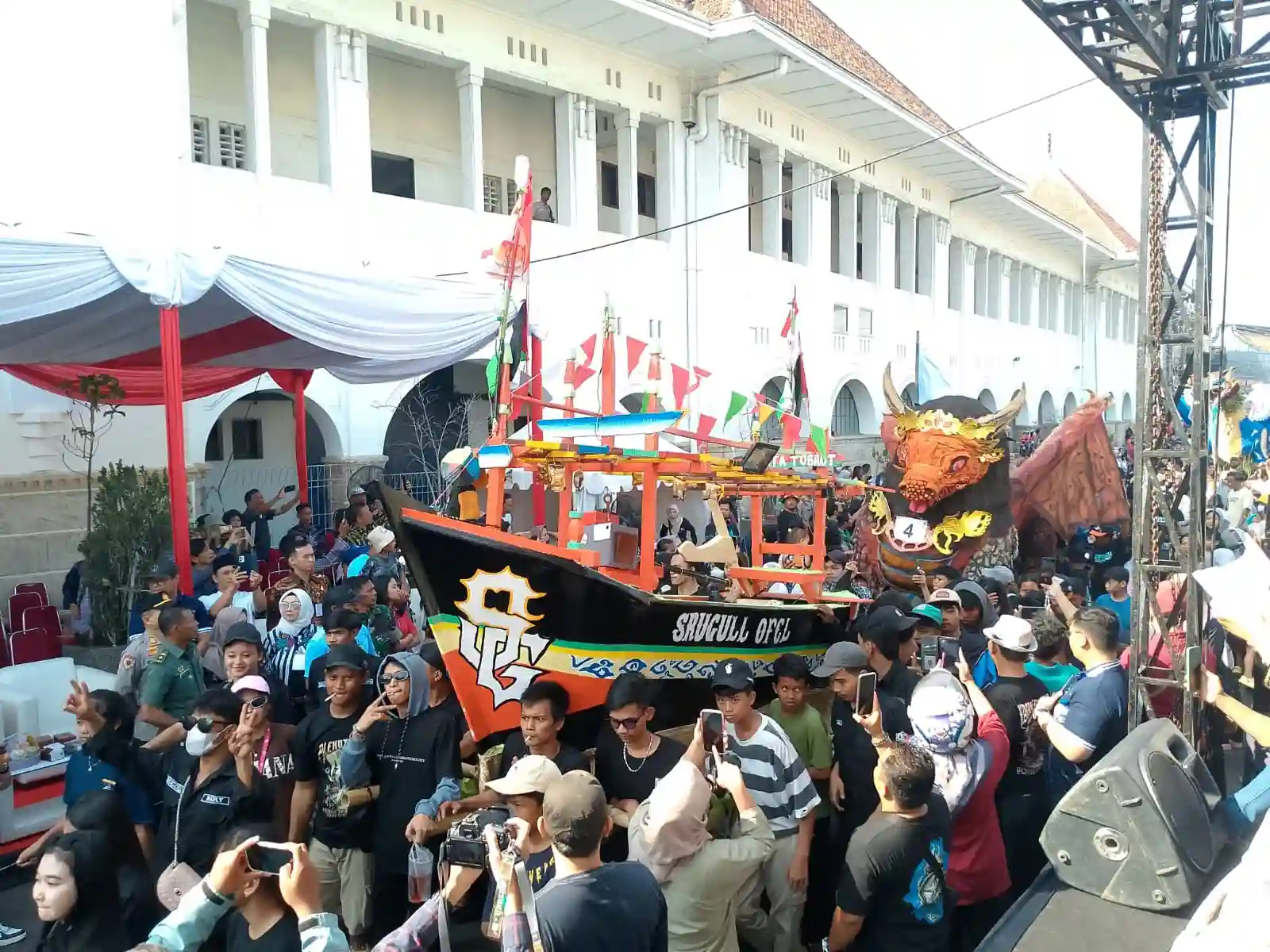 Ribuan Warga Padati Festival Nadran dan Sedekah Laut di Pesisir Kota Cirebon