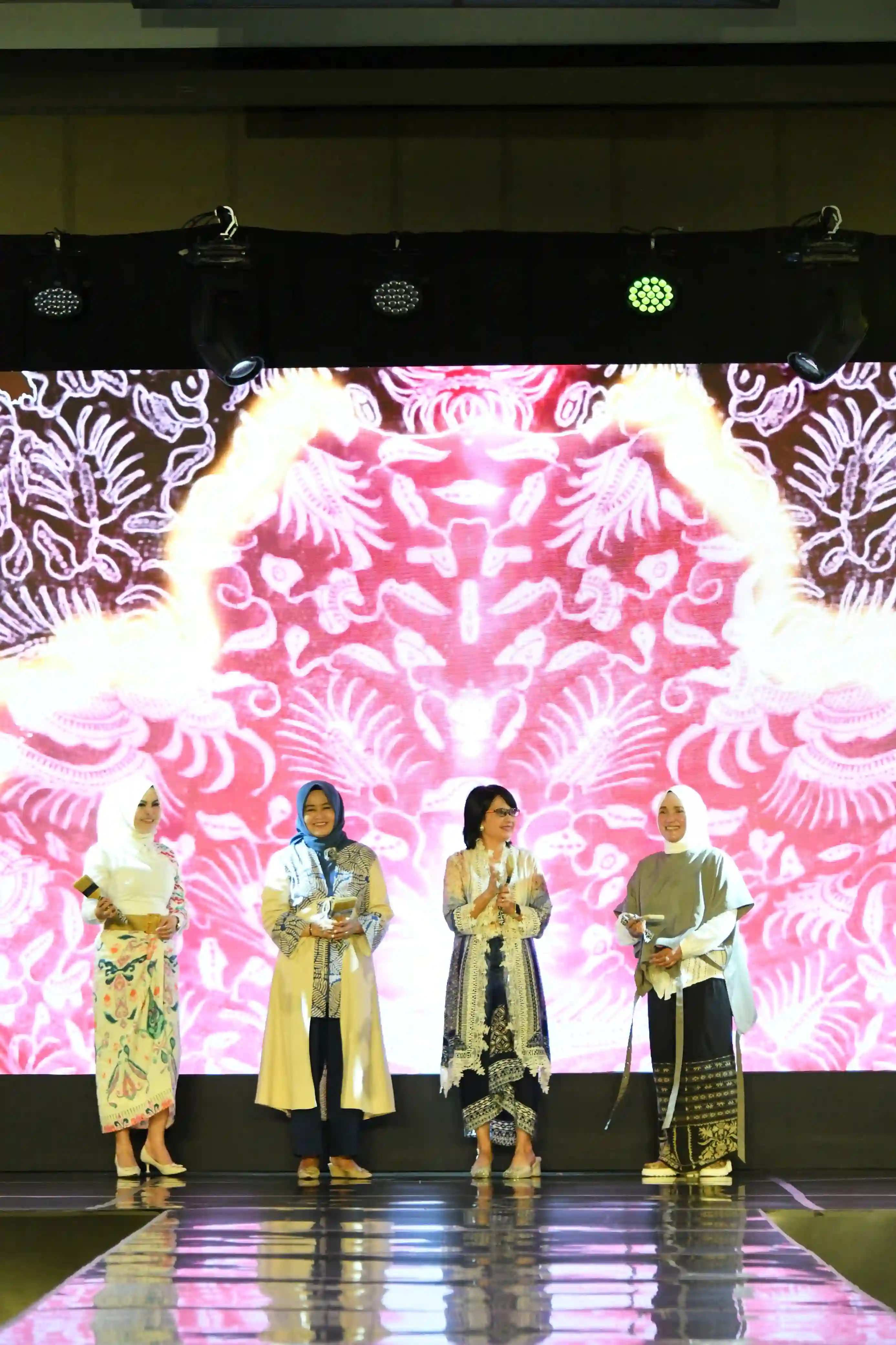 Pesona Wastra Jawa Barat, Promosikan Kain Tradisional melalui Tren Fesyen Kekinian