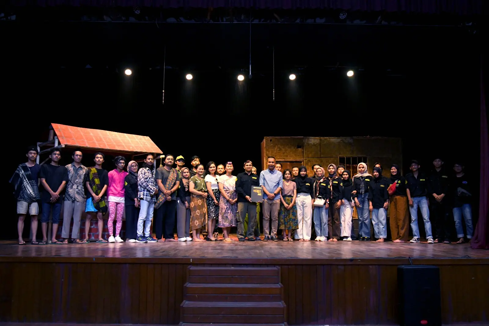 Gedung Rumentang Siang Diserbu Genzi, Bey Machmudin Apresiasi Festival Drama Basa Sunda