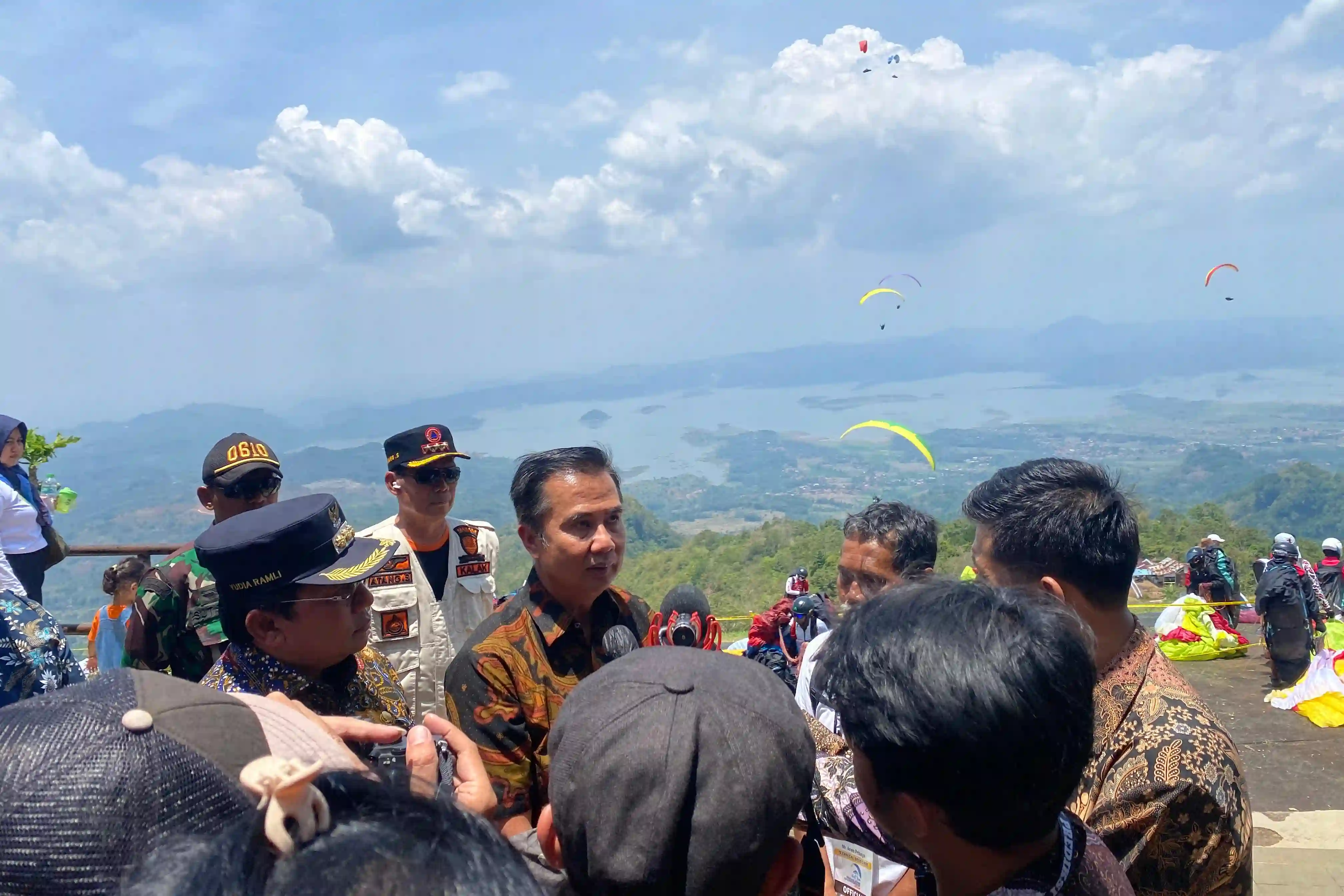 Momen Promosi Potensi Wisata Mancanegara, Bey Machmudin Saksikan West Java Paragliding Championship 2024