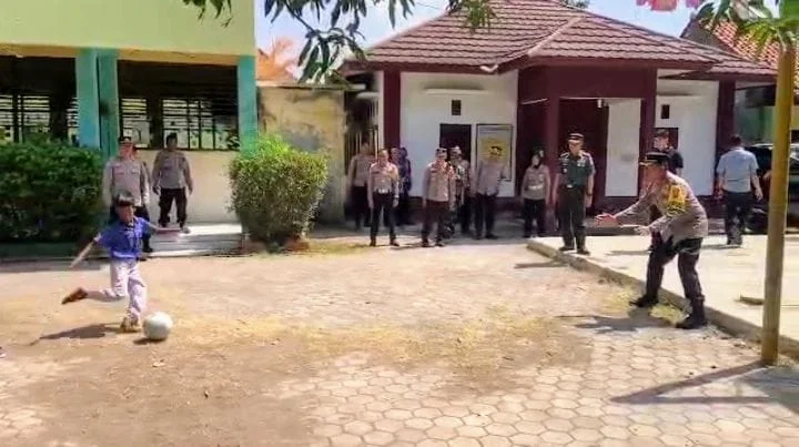 Dekatkan Polisi dan Siswa Lewat Program MSG, Kapolres Ciko Jadi Penjaga Gawang