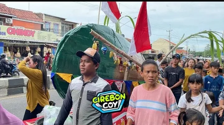 Meriah! Ribuan Warga Desa Kalisapu Gelar dan Saksikan Arak-arakan Replika Sambut Tradisi Nadran dan Sedekah Bumi