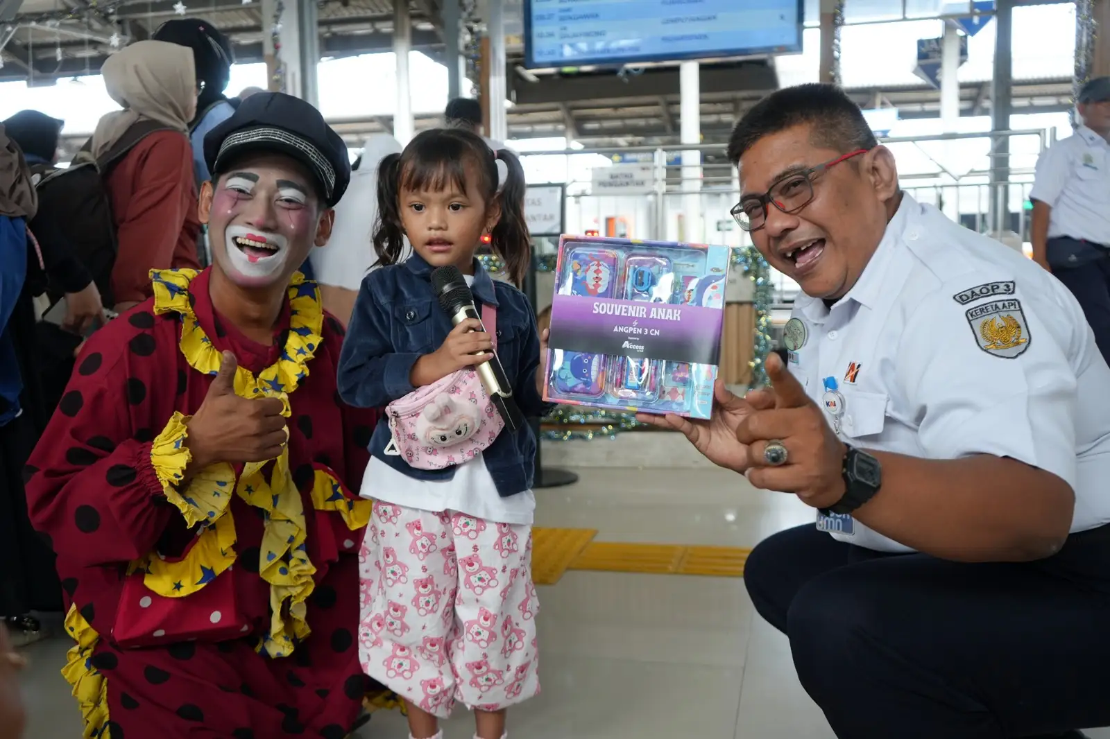 Kejutan Manis Daop 3 Cirebon untuk Penumpang,  Badut Ceria dan Souvenir Natal Berikan Kebahagiaan