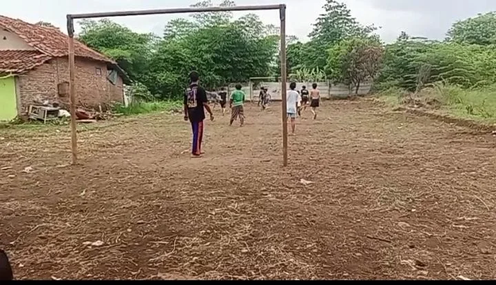 Mohon Dukungan Dewan, Warga RT 01 RW 09 Kelurahan Karyamulya Bangun Lapangan Bola