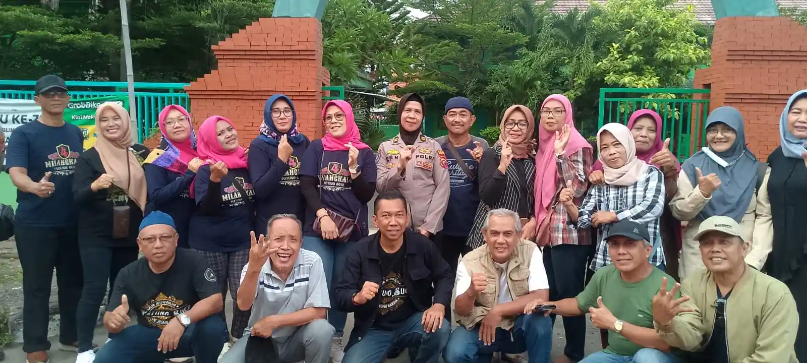 Eratkan Silaturahmi, Alumni SMPN 4 Kota Cirebon dan Komunitas Sosial Bagikan Ratusan Takjil di Bulan Ramadhan