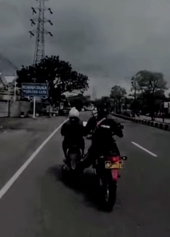 Motor Pemudik Mogok, Brimob Cirebon Langsung Gas Dorong Ke Pom!