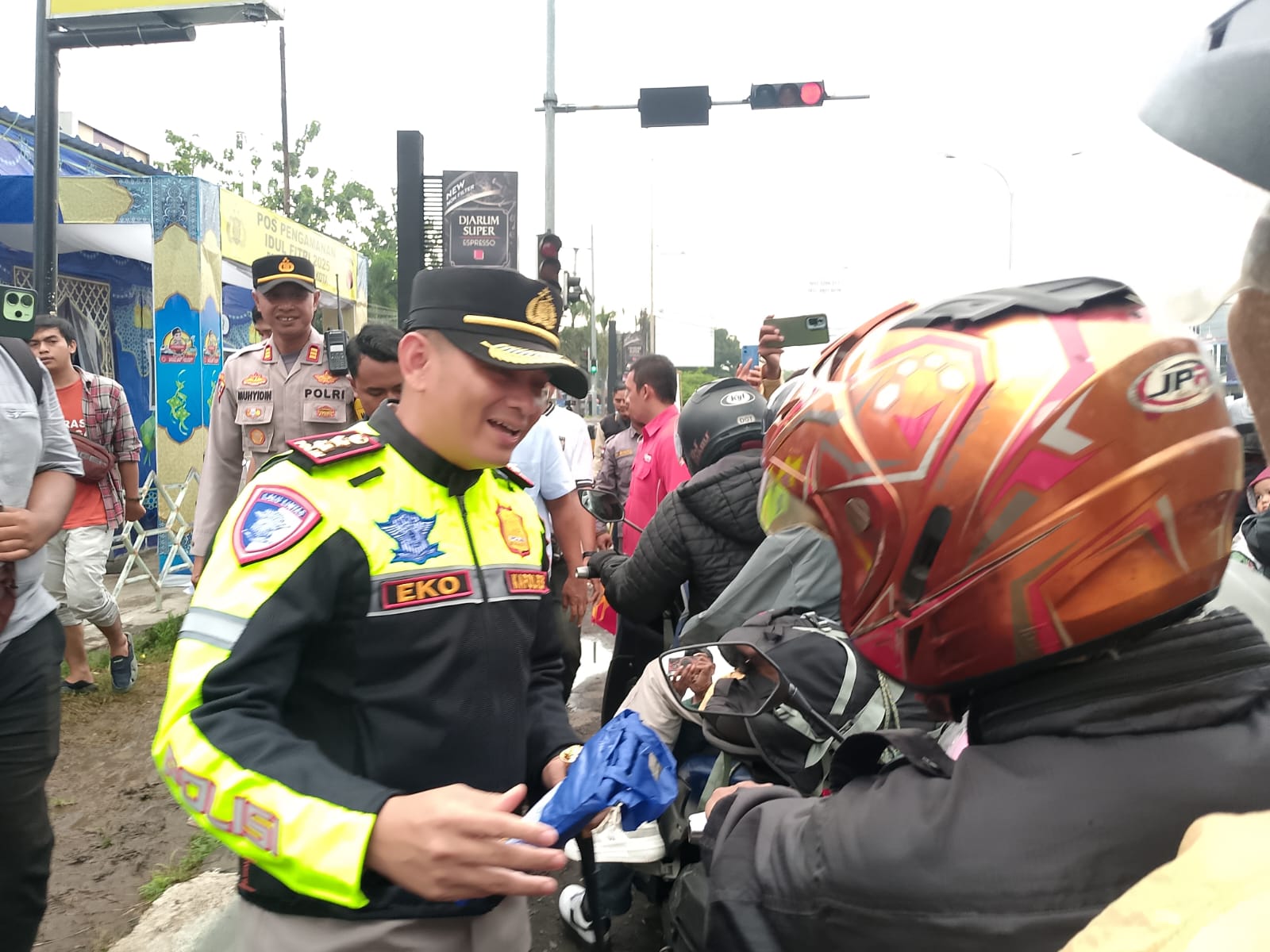 Cuaca Ekstrem, Polres Ciko Bagi - Bagi Ratusan Jas Hujan Kepada Pemudik