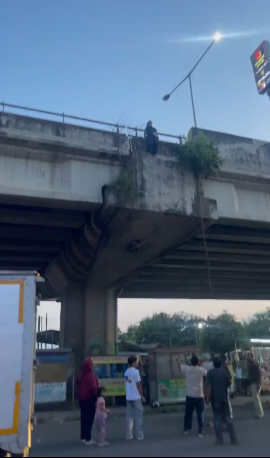 Nyaris Terjadi Aksi Bunuh Diri di Flyover Pegambiran, Polisi dan Warga Bergerak Cepat