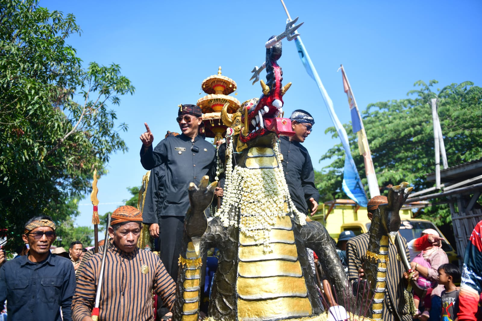 Ribuan Warga Padati Karangsong, Nadran Jadi Simbol Syukur dan Gotong Royong Nelayan. Syaefudin : Semoga Nelayan Semakin Sejahtera