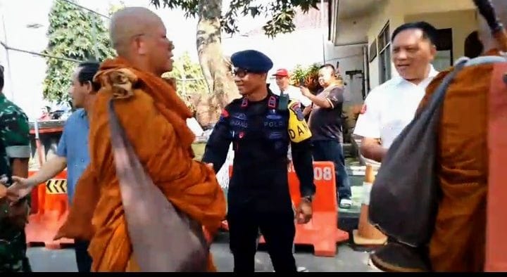 Sampai Cirebon, Brimob C Pelopor Winong Sambut Kedatangan 32 Bhante Dutangga