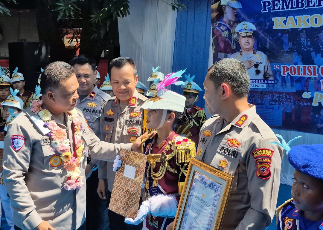 Tampil Memukau Dihadapan Presiden, Korlantas Polri Serahkan Penghargaan kepada Polisi Cilik Tunas Bhayangkara Polda Jabar di Indramayu