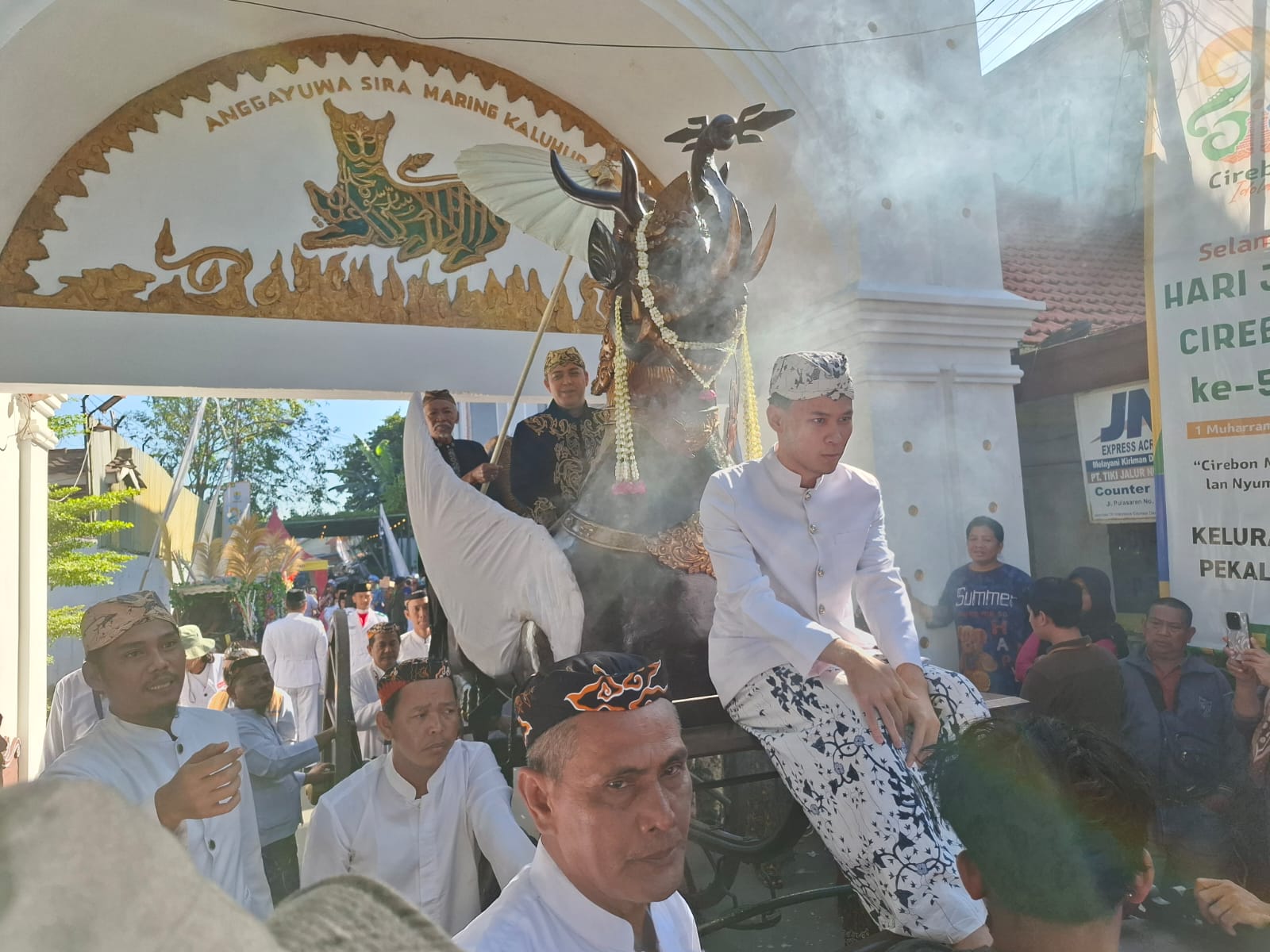 Ribuan Warga Padati Jalan, Kirab Agung Festival Kepatihan 2025 Berjalan Sukses
