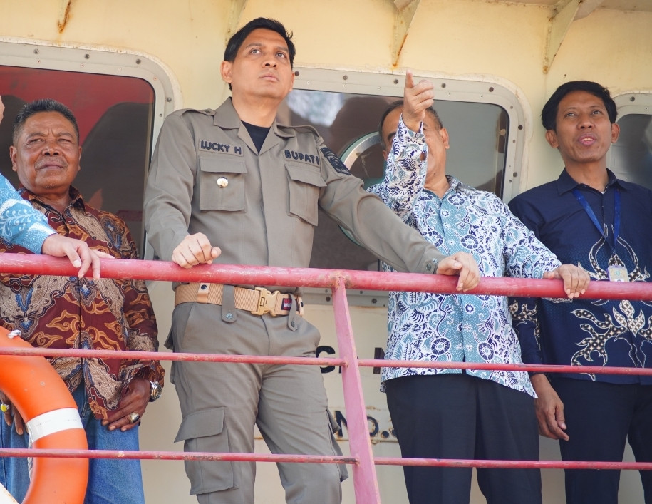 Bupati Indramayu Tinjau Pengerukan Muara Sungai di TPI Glayem Juntinyuat