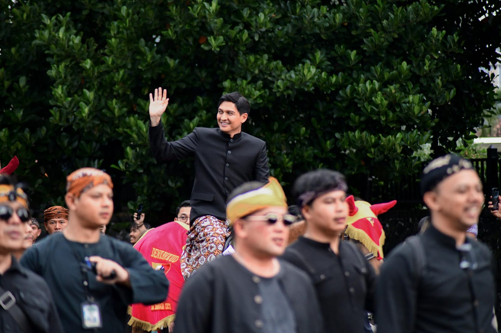 Bupati Indramayu Meriahkan Kirab Budaya HUT Jawa Barat, Disambut Hangat Warga di Sepanjang Jalan