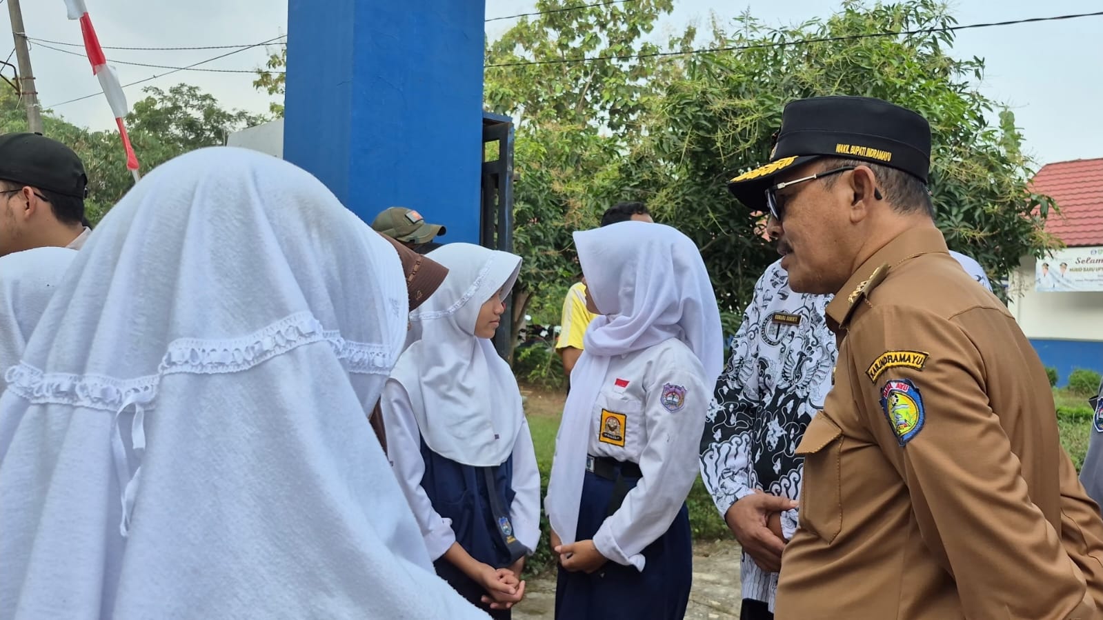 Guru dan Siswa SMPN 1 Cikedung Sumringah, Jalan Rusak Bertahun-tahun Kini Mulus Kembali