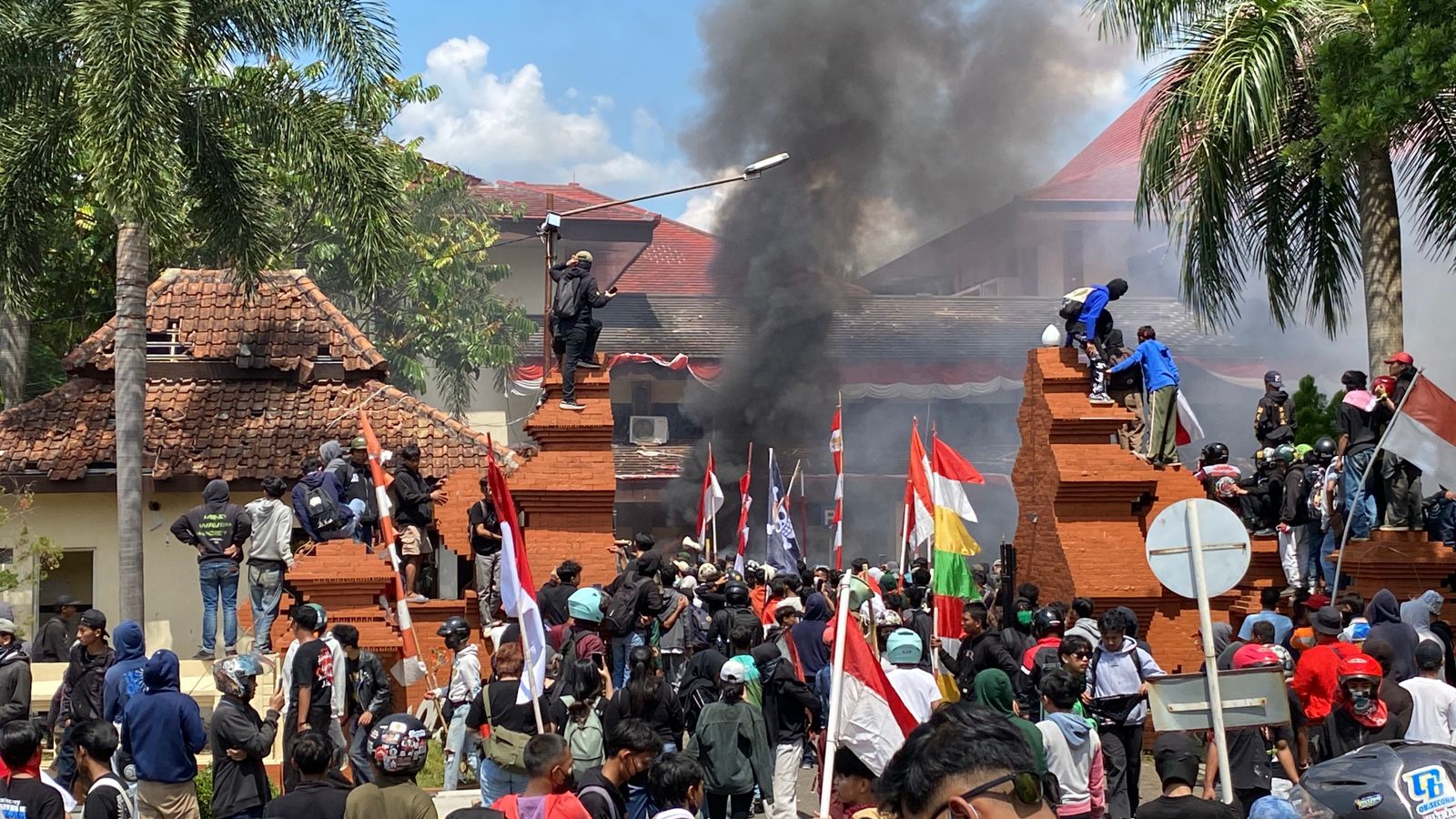 Ribuan Massa Demo Ricuh di Kabupaten Cirebon, Fasilitas Polisi dan Gedung DPRD Dirusak