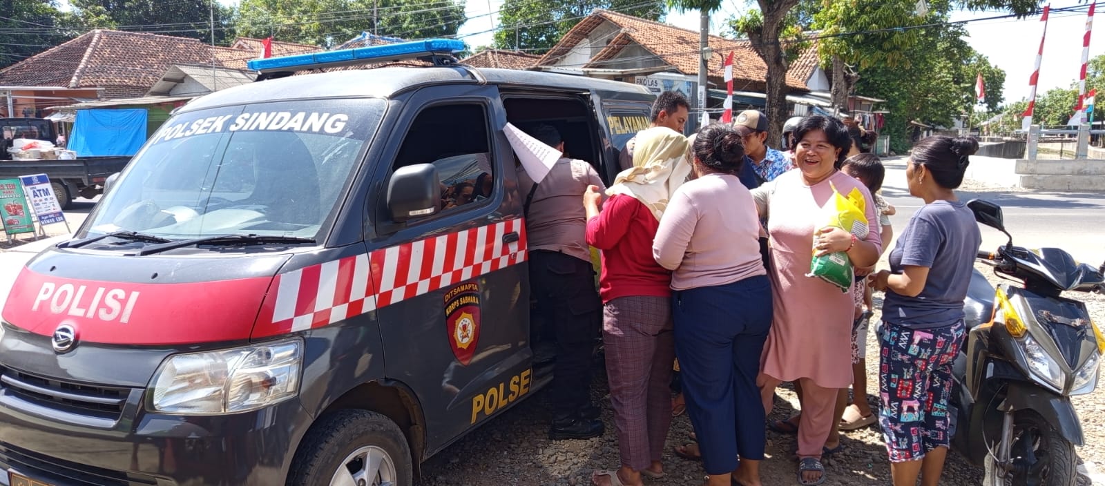 Polsek Sindang Salurkan Beras SPHP, Warga Desa Terusan Antusias Datangi Gerakan Pangan Murah