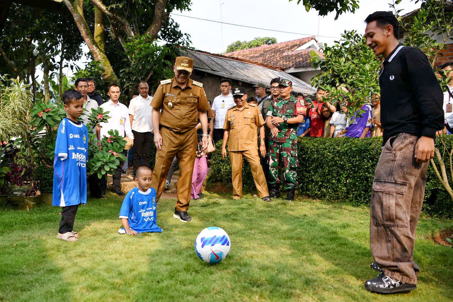 Wagub Bawa Beckham Temui Dua Anak Disabilitas ke Cikalong Wetan