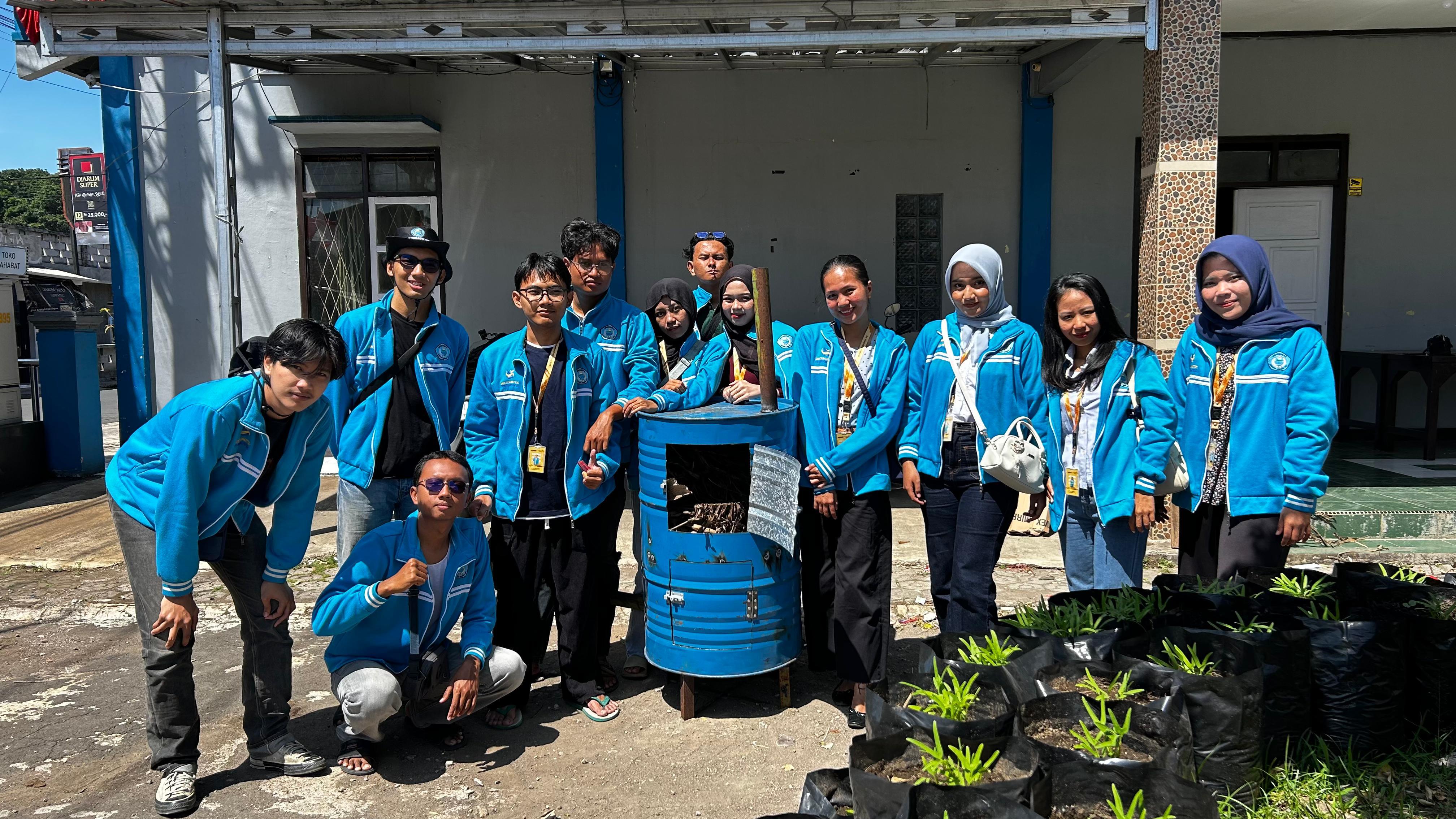 Mahasiswa KKN Tematik Internasional 32 UGJ di Desa Cibeureum Ciptakan Drum Pembakaran Sampah Minim Asap di Desa Cibeureum