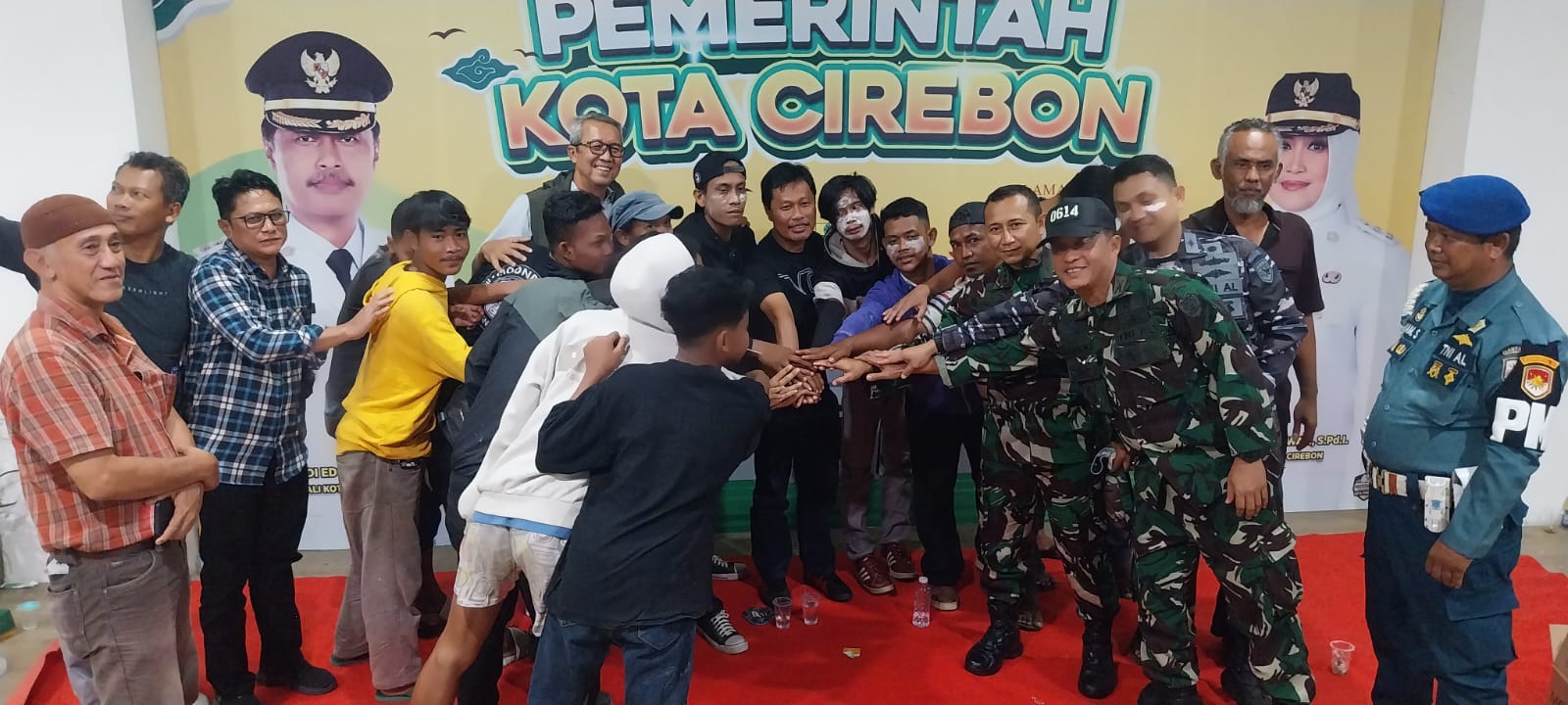 Ajak Sampaikan Aspirasi dengan Damai dan Tidak Terprovokasi, Wali Kota Cirebon Temui Massa Aksi