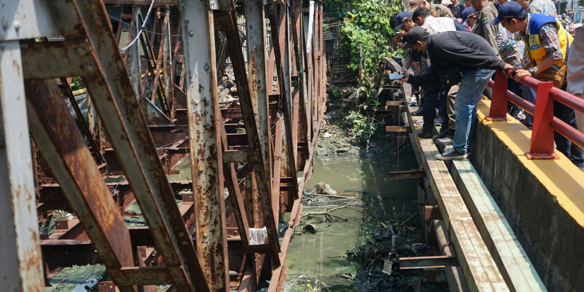Normalisasi Sungai Sukalila, Ketua DPRD Tinjau Pengambilan Sampel Sedimentasi