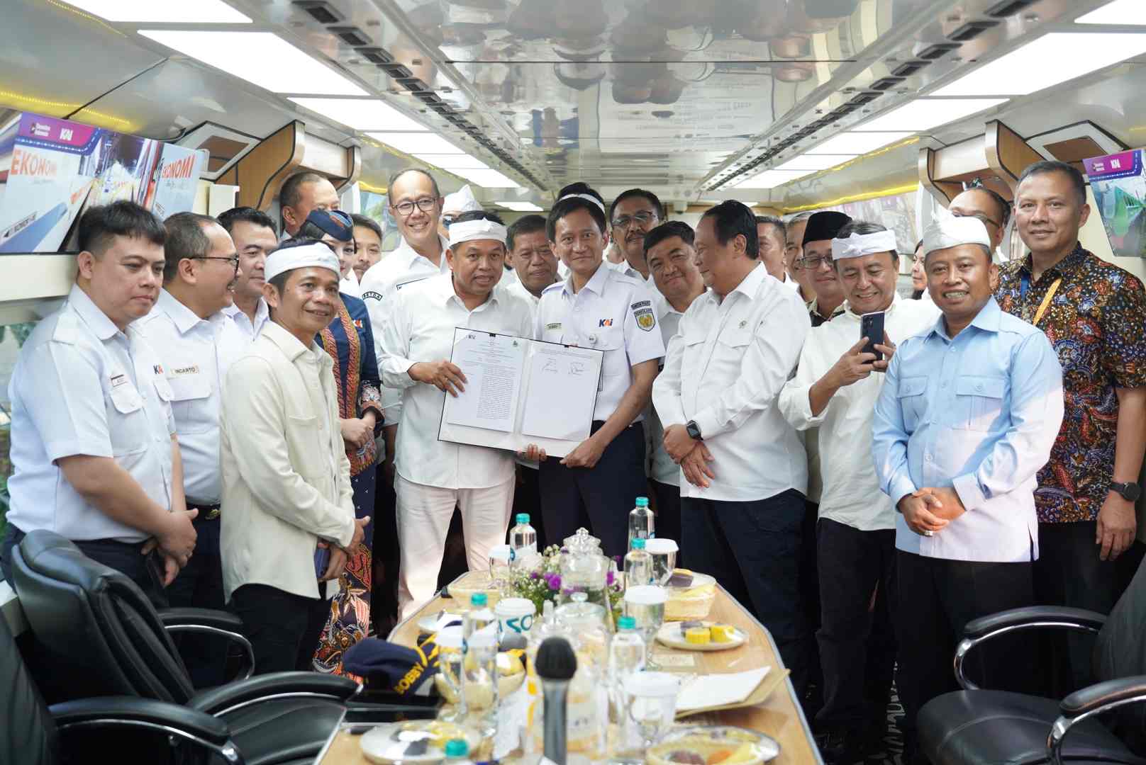 Tingkatkan Layanan bagi Masyarakat, Jabar–KAI Sepakat Perkuat Transportasi Rel untuk Percepatan Mobilitas Warga