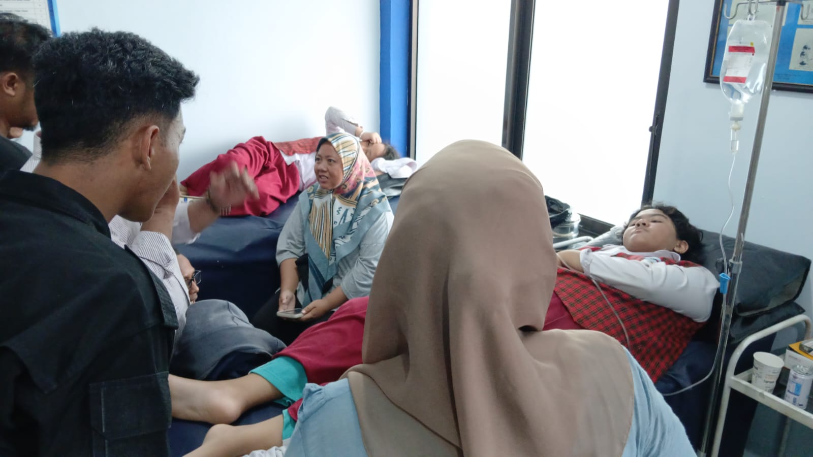 Usai Santap MBG, Belasan Siswa SDN 2 Setu Wetan Dilarikan ke Puskesmas