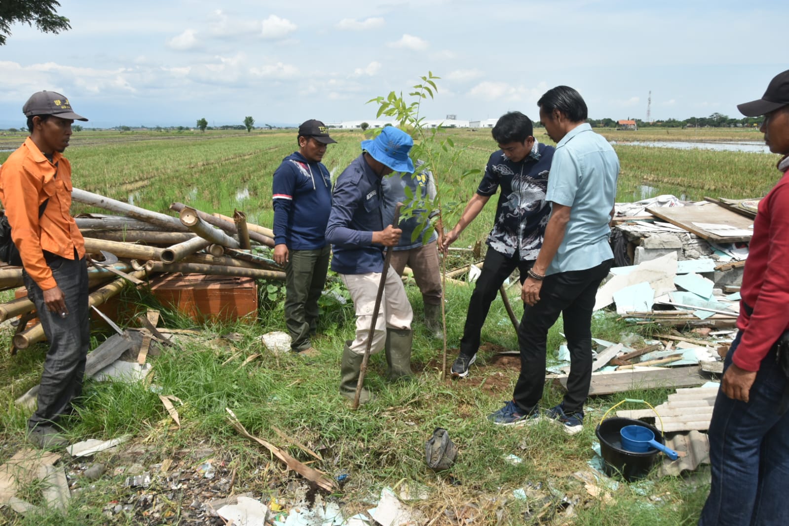 Wabup Cirebon Tanam Pohon di Jalur Playangan–Bojong Negara, Wujudkan Kawasan Hijau dan Tertib Tata Ruang
