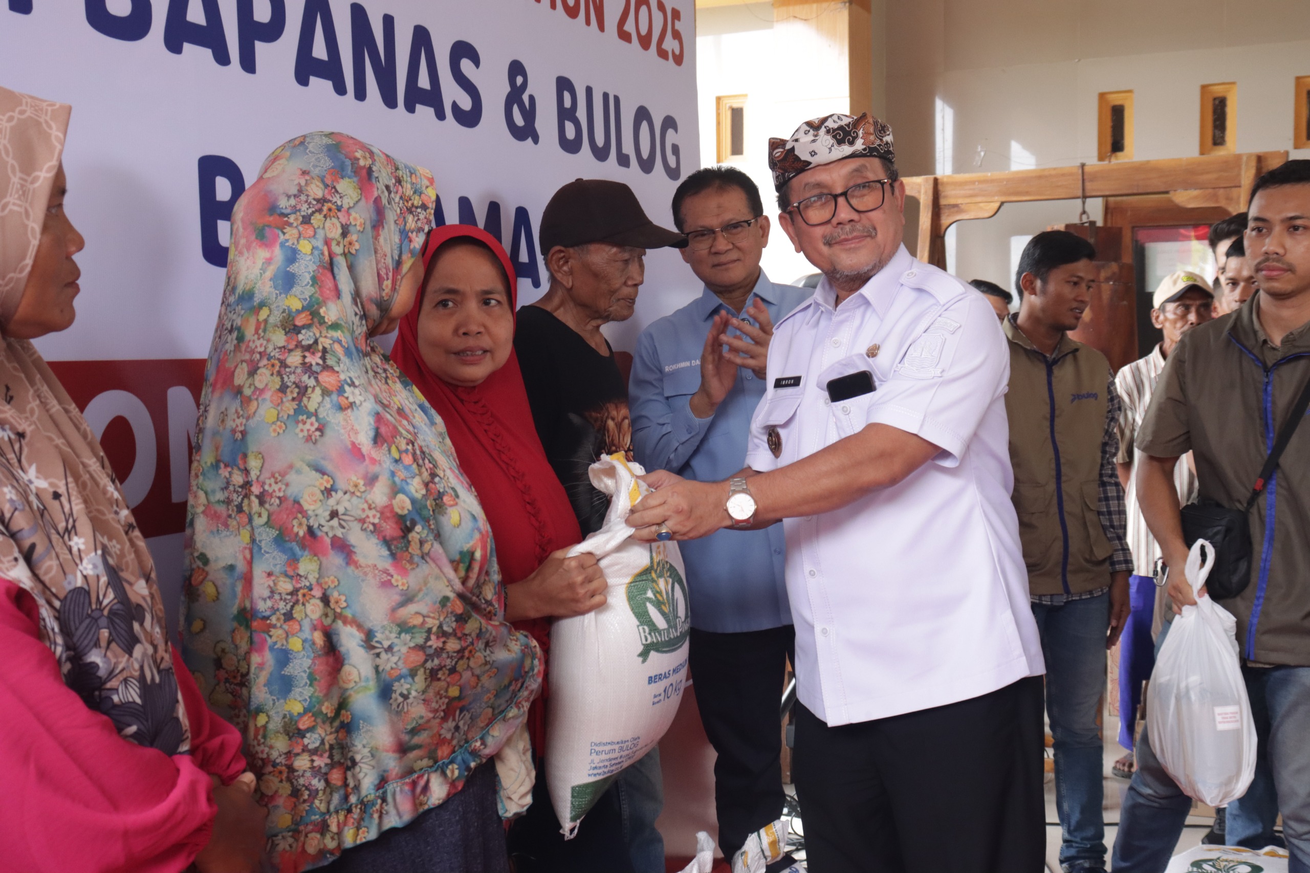 ‎Bupati Imron Apresiasi Bantuan Pangan, Dorong Pengentasan Kemiskinan Lewat Penciptaan Lapangan Kerja