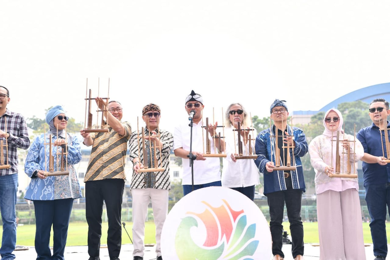 Memainkan Angklung, Merawat Kekayaan Jawa Barat