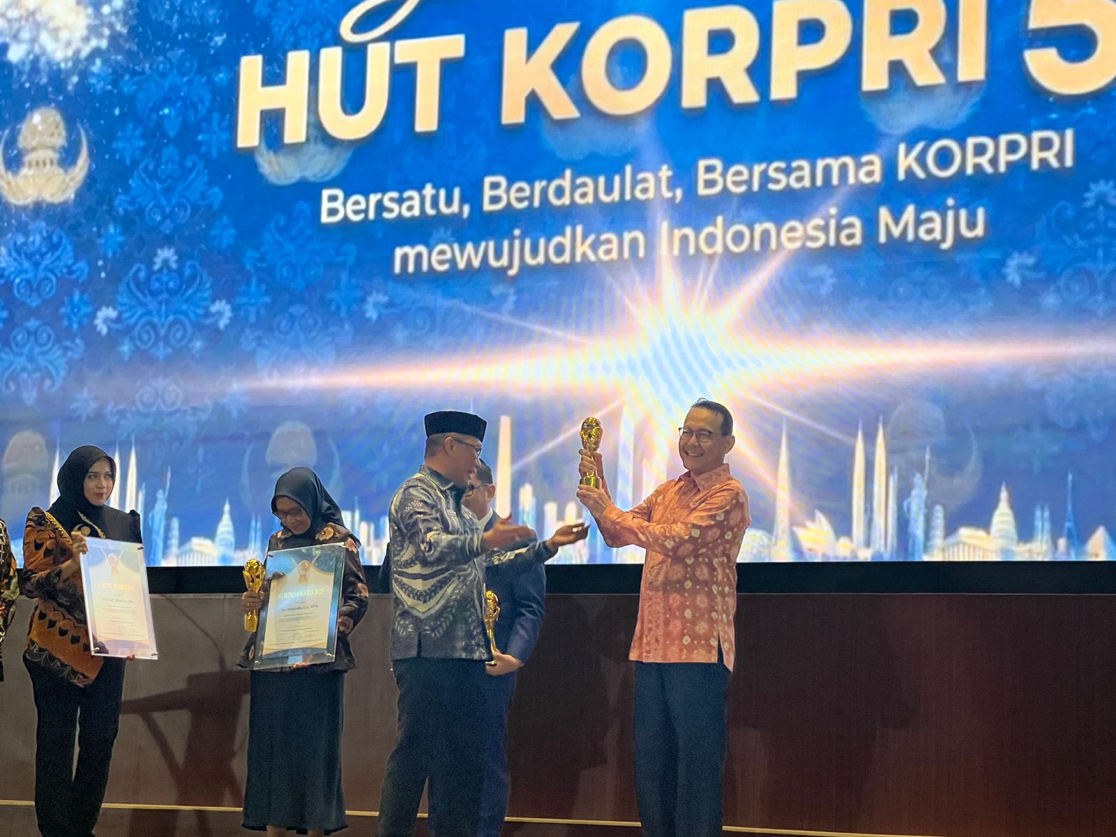 Membidani Kelahiran  BPJS Kesehatan, Fachmi Idris Terima Life Achievement KORPRI Award