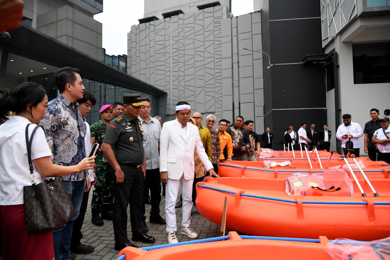 Pemdaprov Jabar Terima Bantuan Perahu Karet dari Kodam III Siliwangi untuk Penanganan Banjir