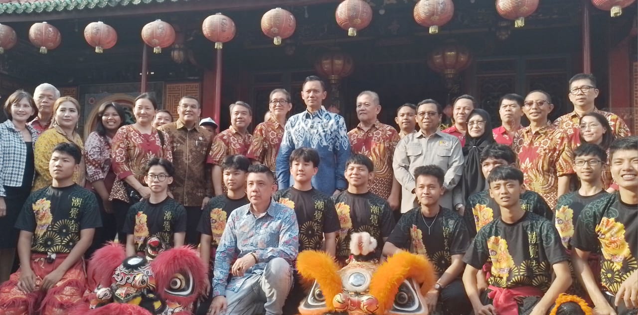 Silaturahmi dengan Warga Lintas Agama, AHY Serahkan Sertifikat Vihara di Kota Cirebon