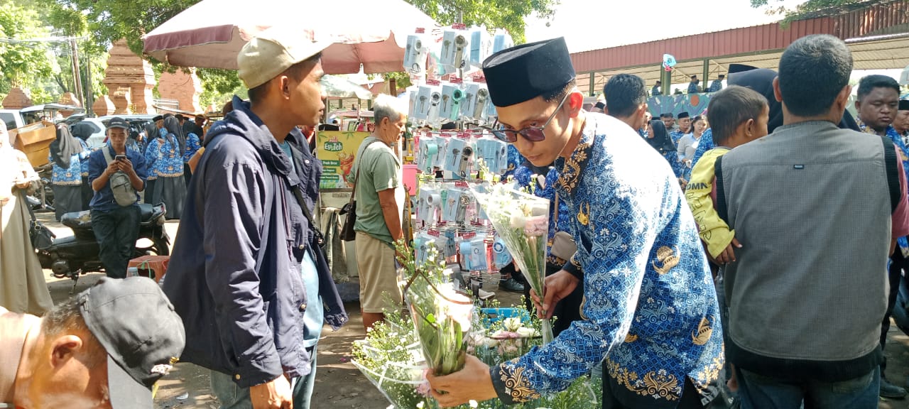 Penjual Buket Bunga Asal Lembang Raup Jutaan Rupiah di Apel PPPK Paruh Waktu Cirebon