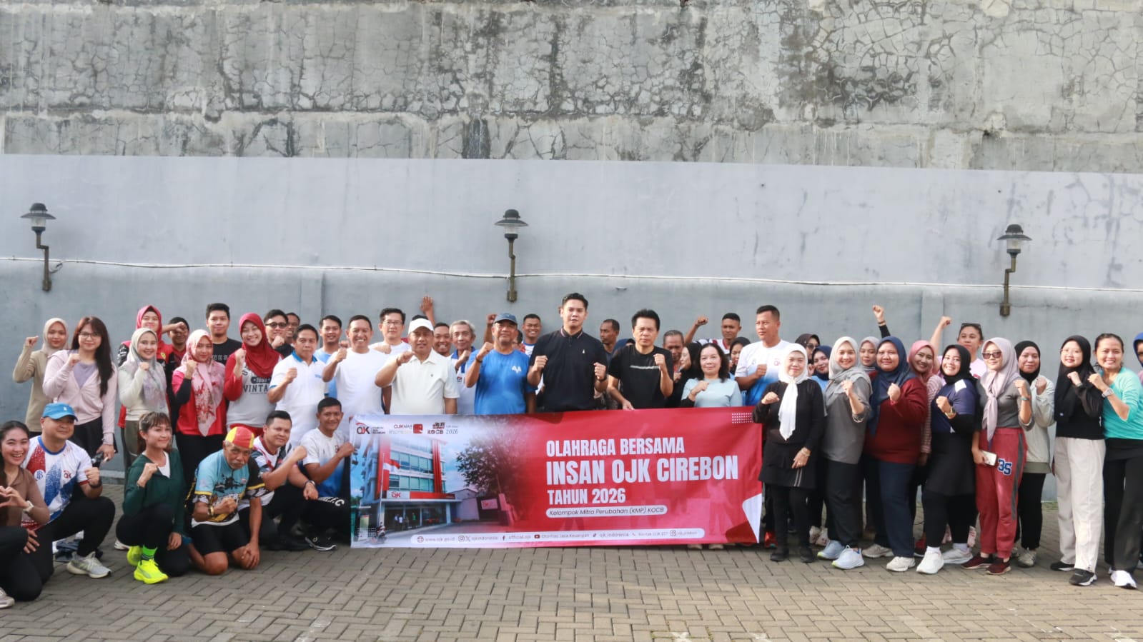 Perkuat Sinergi Antar Pemangku Kepentingan, Kantor OJK Cirebon dan Perbarindo Laksanakan Senam Bersama