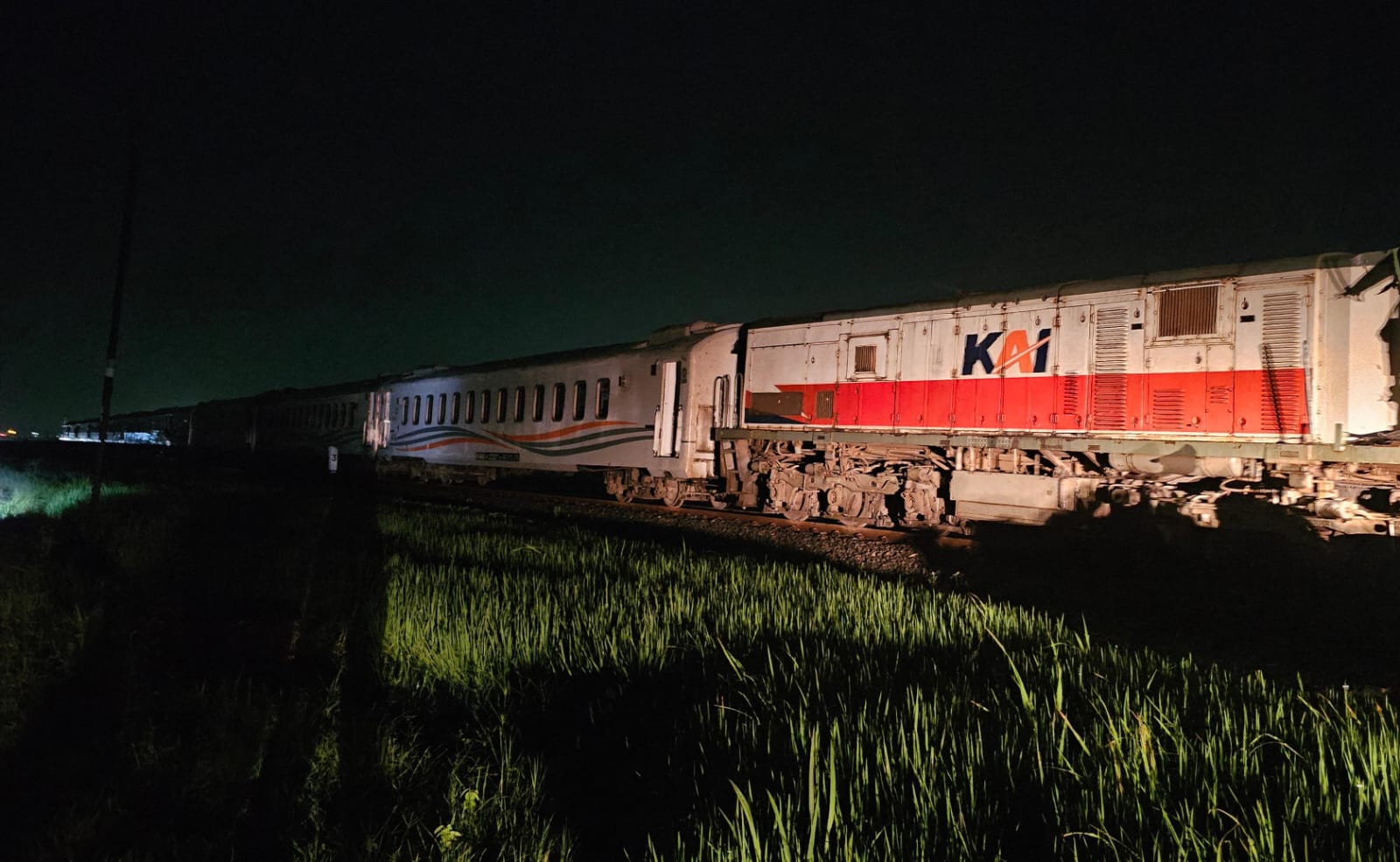 Tertemper dengan Truk, KAI Daop 3 Cirebon Menyampaikan Permohonan Maaf Atas Gangguan Perjalanan KA Menoreh