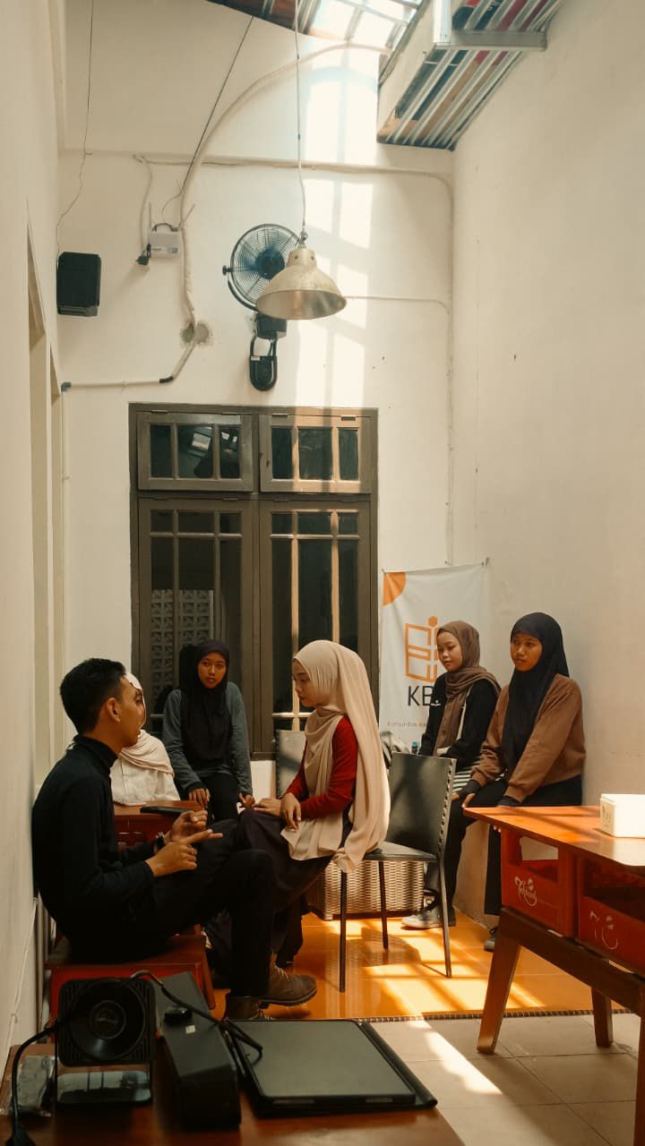 Sinergi Sastra dan Teknologi: Bedah Buku "Menulis dengan Jiwa" Sukses Digelar di Cirebon