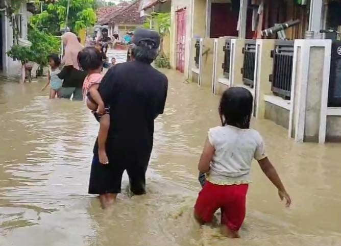 Akibat Sungai Cisanggarung dan Cisangkelok Meluap, Ribuan Rumah di Kabupaten Cirebon Kebanjiran